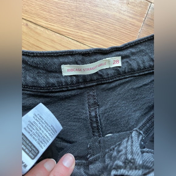 Levi's Women's Ribcage Straight Ankle Jeans - Picture 9 of 10